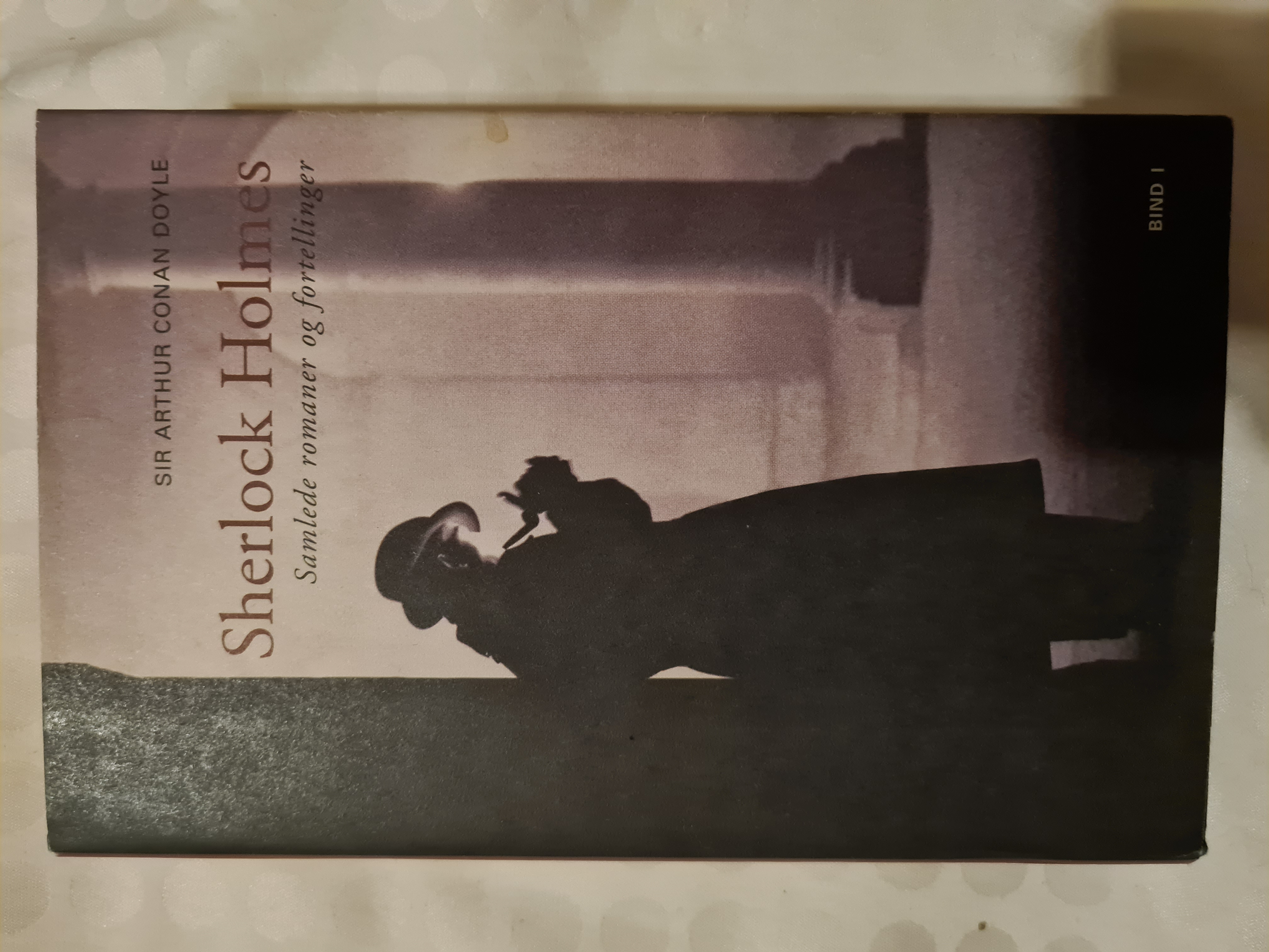 Sherlock Holmes : samlede romaner og fortellinger. B. 1