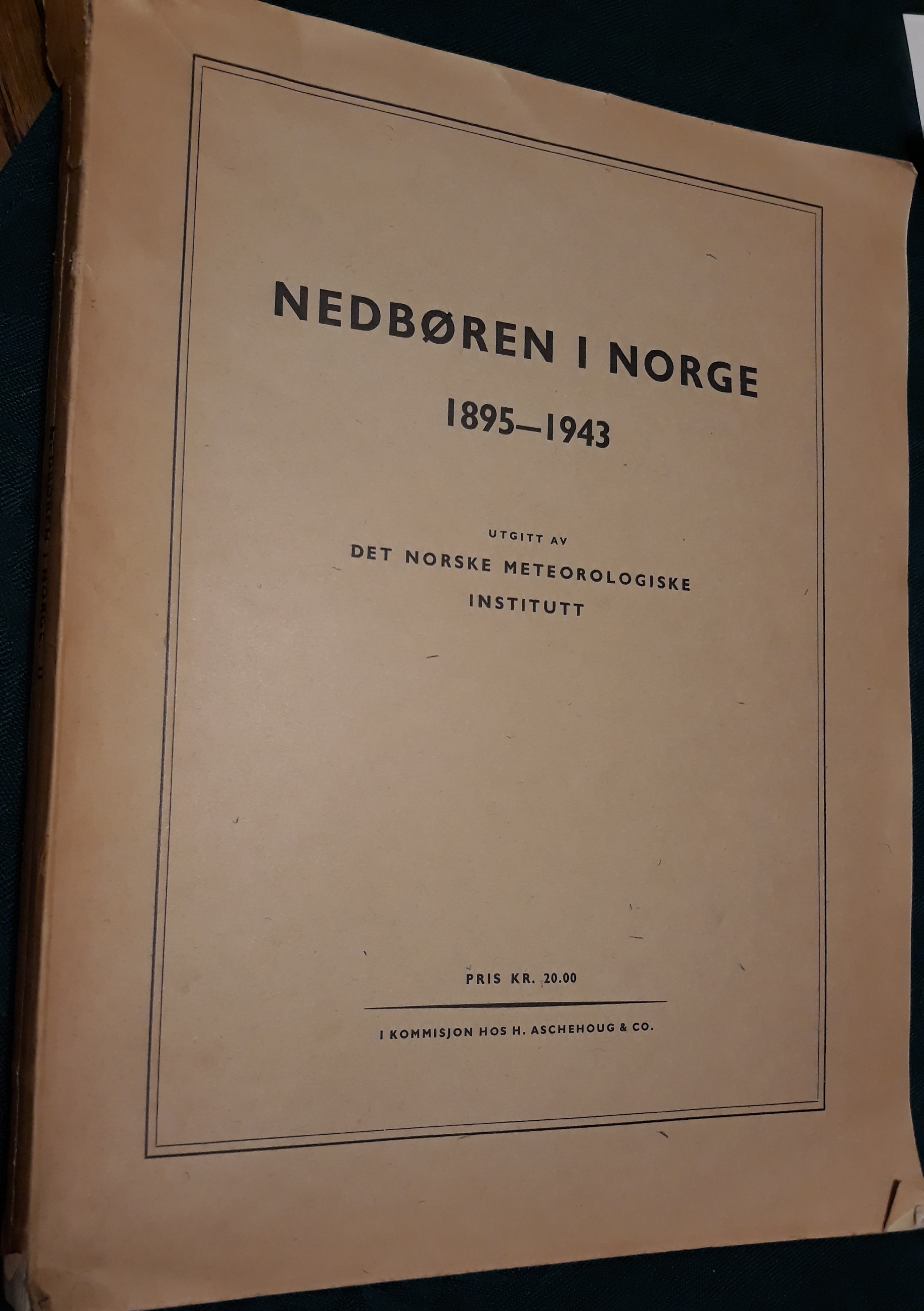 Nedbøren i Norge 1895-1943. II. Nedbørhøyder for måneder, årstider og år.