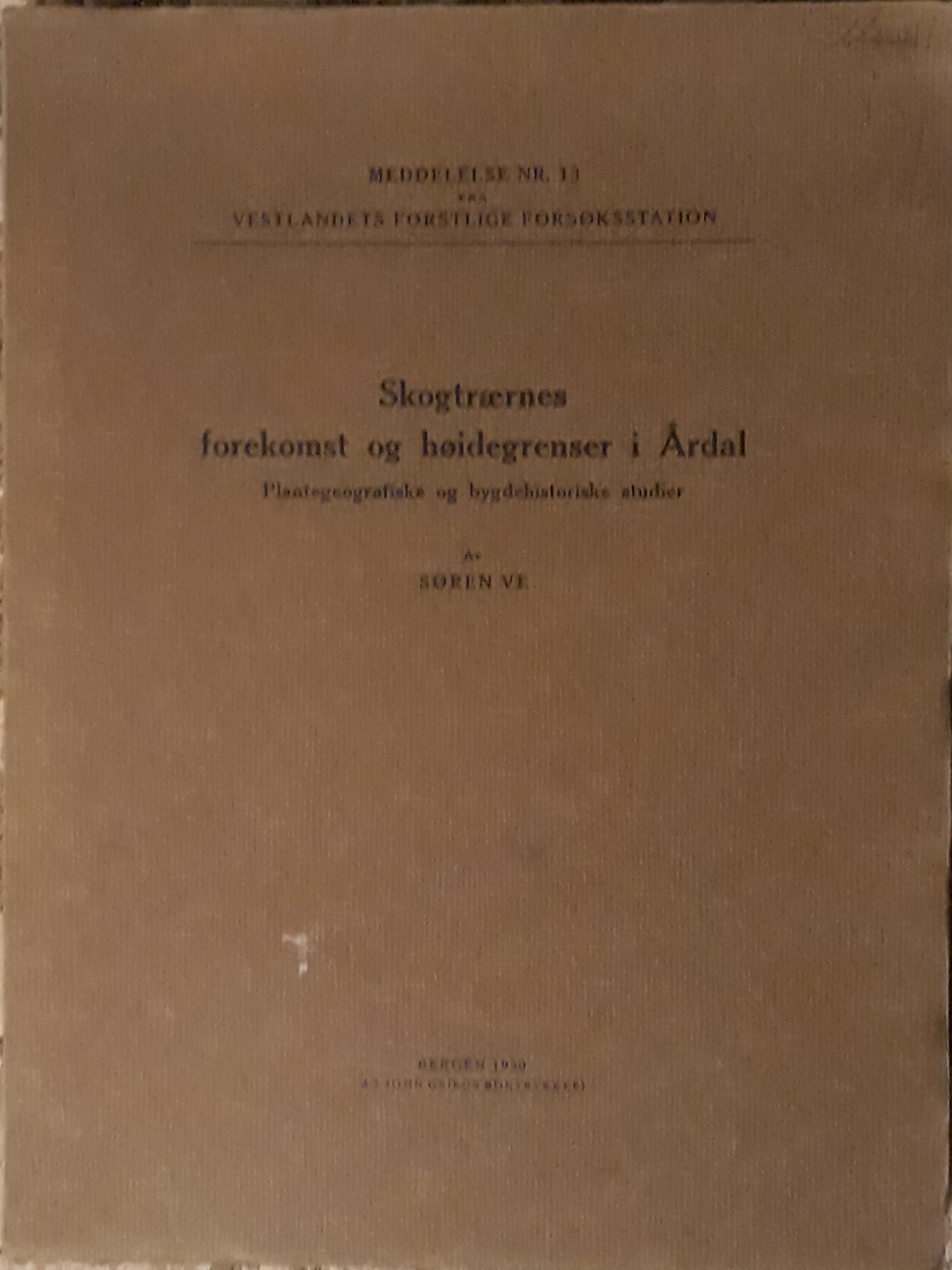 Skogtrærnes forekomst og høidegrenser i Årdal. Plantegeografiske og bygdehistoriske studier.