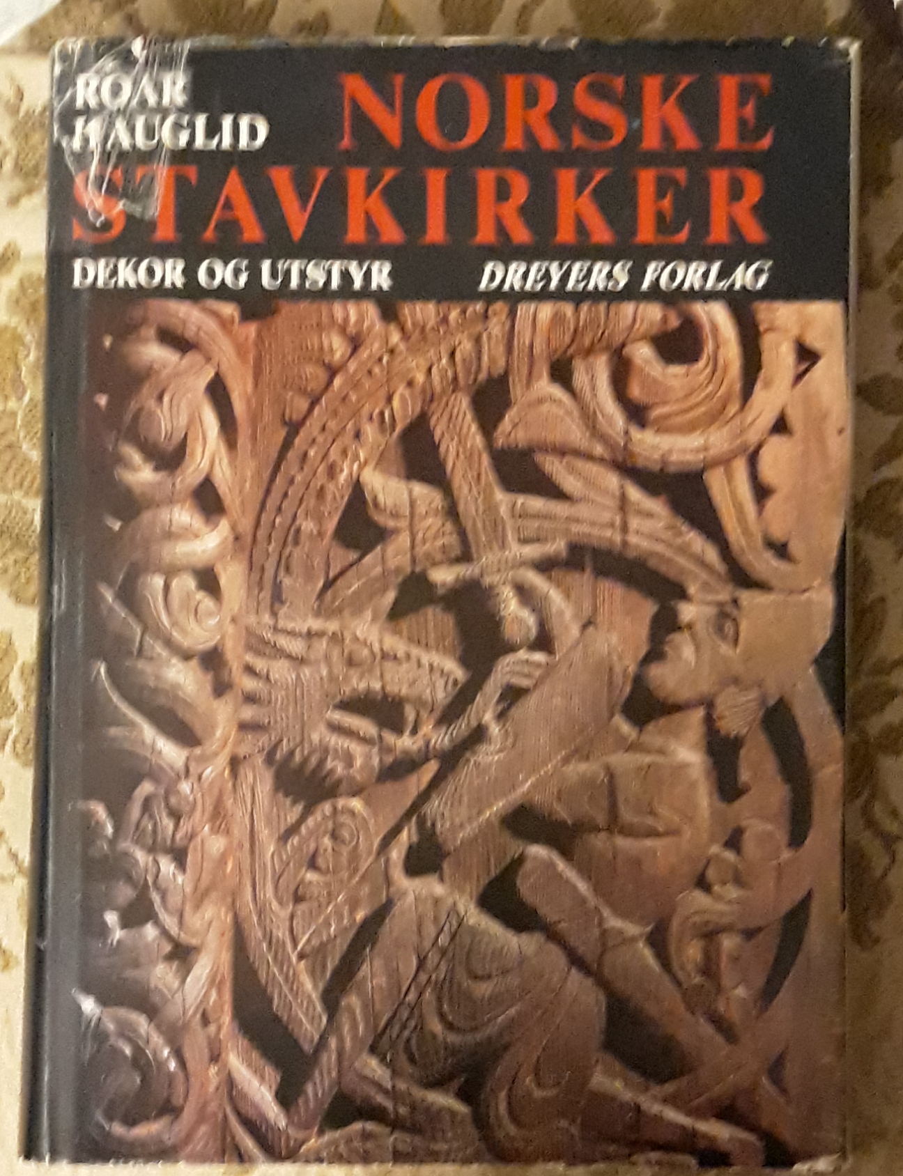 Norske stavkirker. Dekor og utstyr.