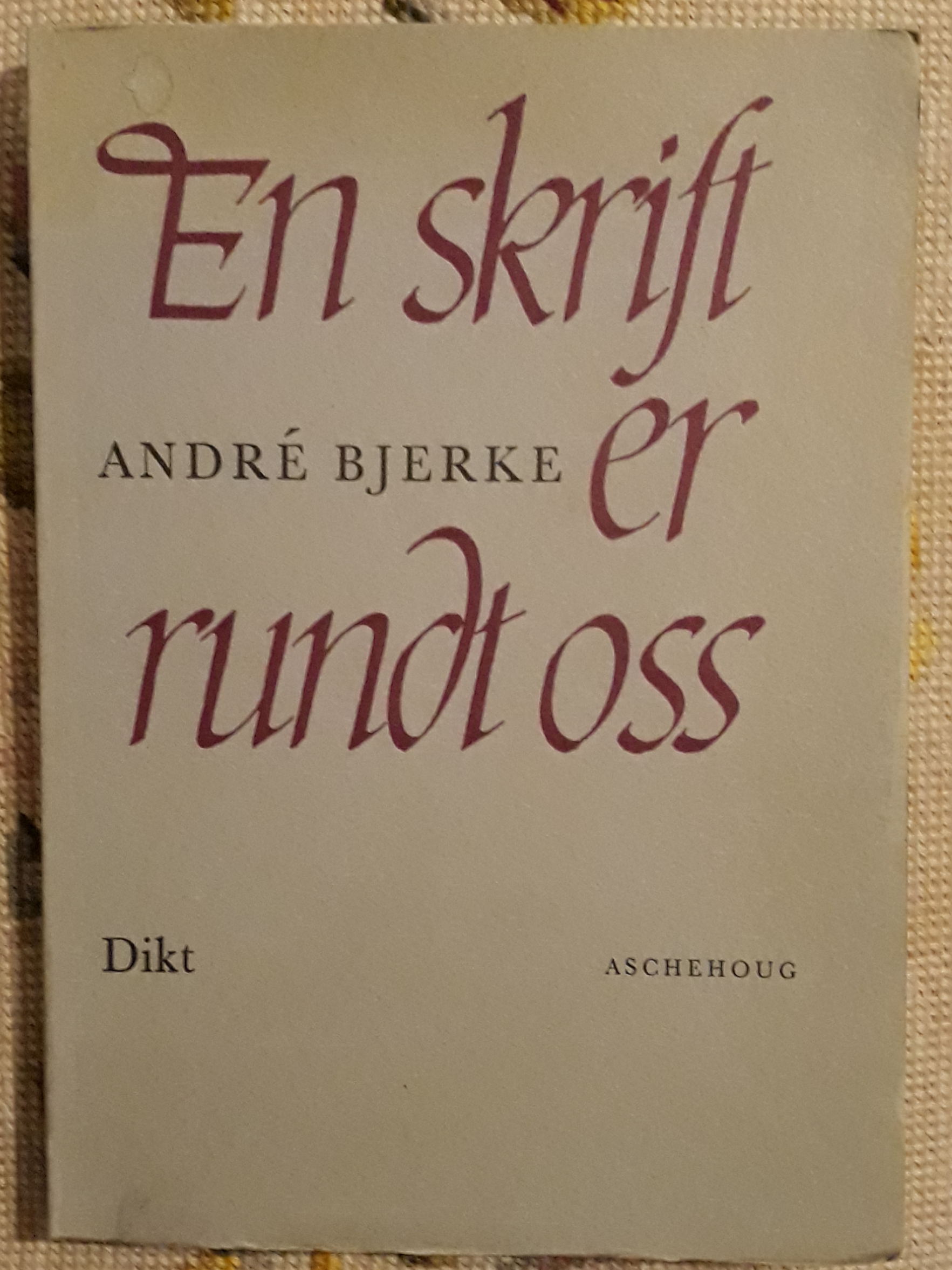 En skrift er rundt oss. Dikt