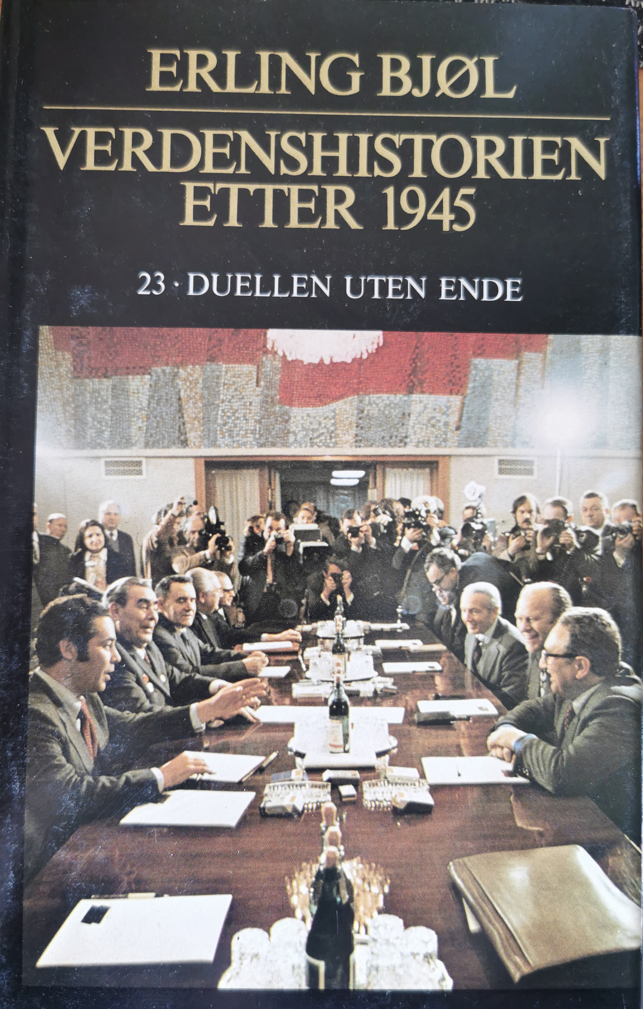 Verdenshistorien etter 1945. Bind 23. Duellen uten ende
