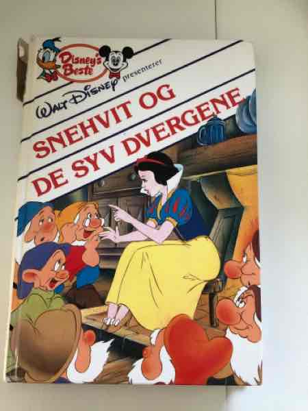 Walt Disney presenterer Snehvit og de syv dvergene