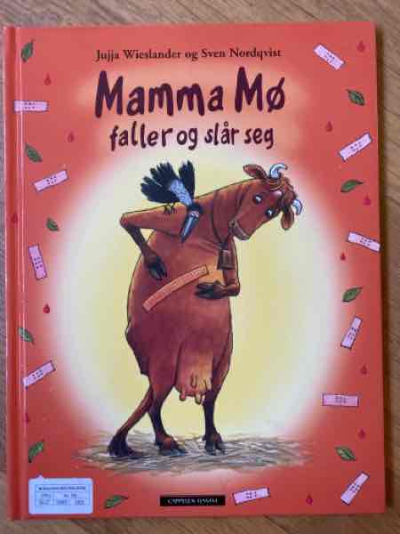 Mamma Mø faller og slår seg