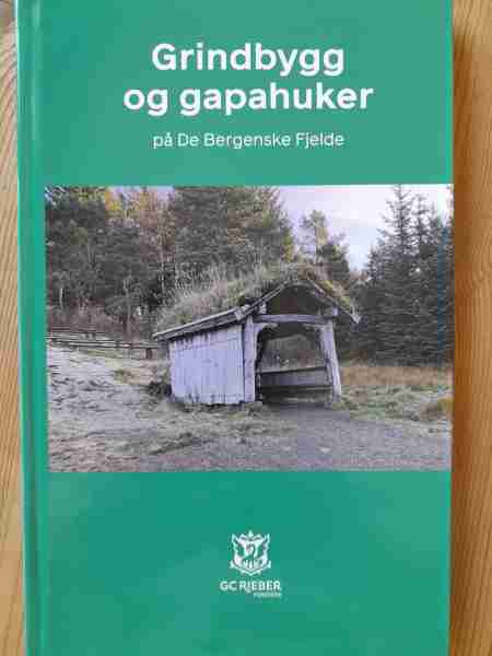 Grindbygg og gapahuk på De Bergenske Fjelde