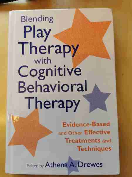 Blending play therapy with cognitive behavioral therapy på Bookis.com