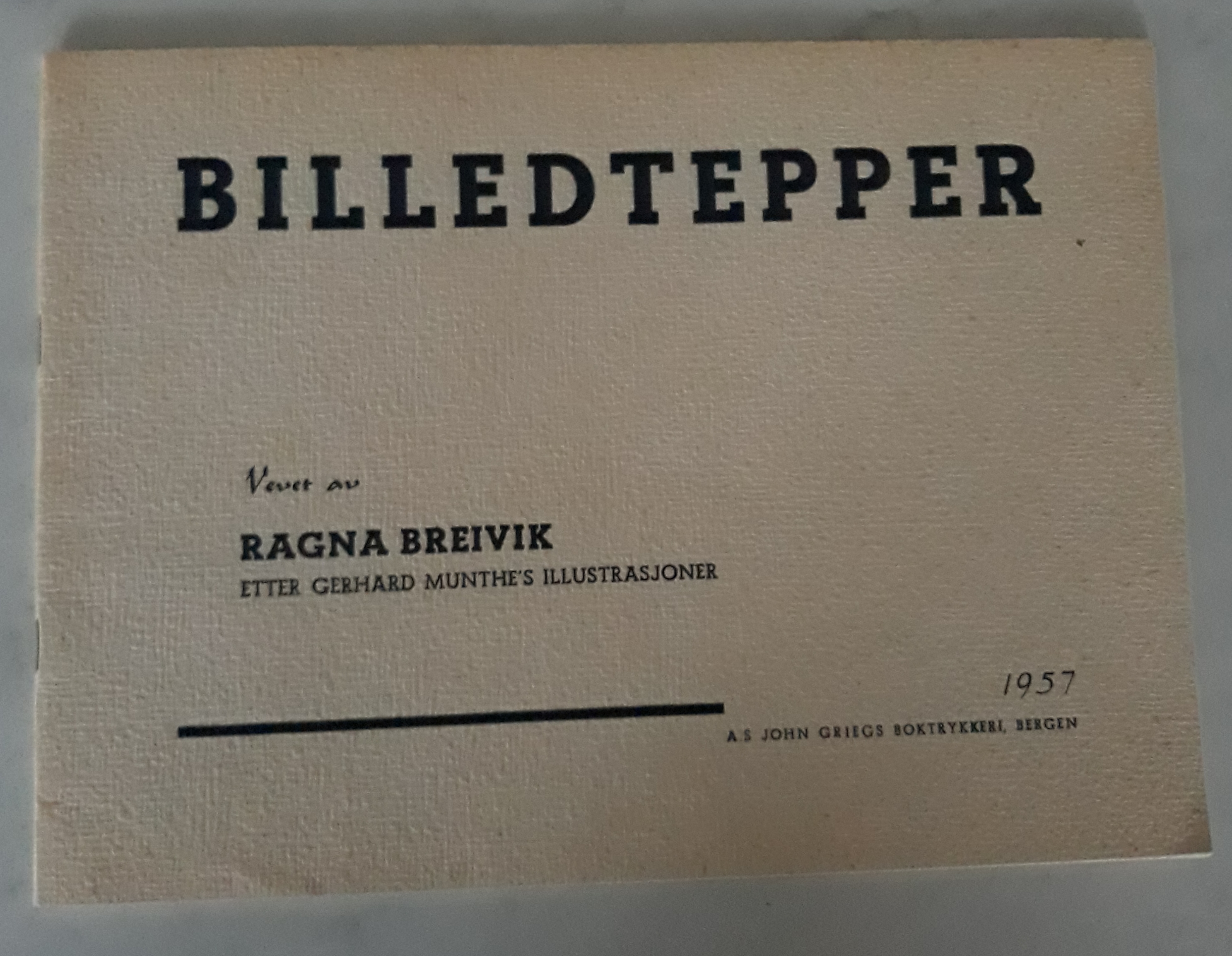 Billedtepper. Vevet av Ragna Breivik etter Gerhard Munthe's illustrasjoner