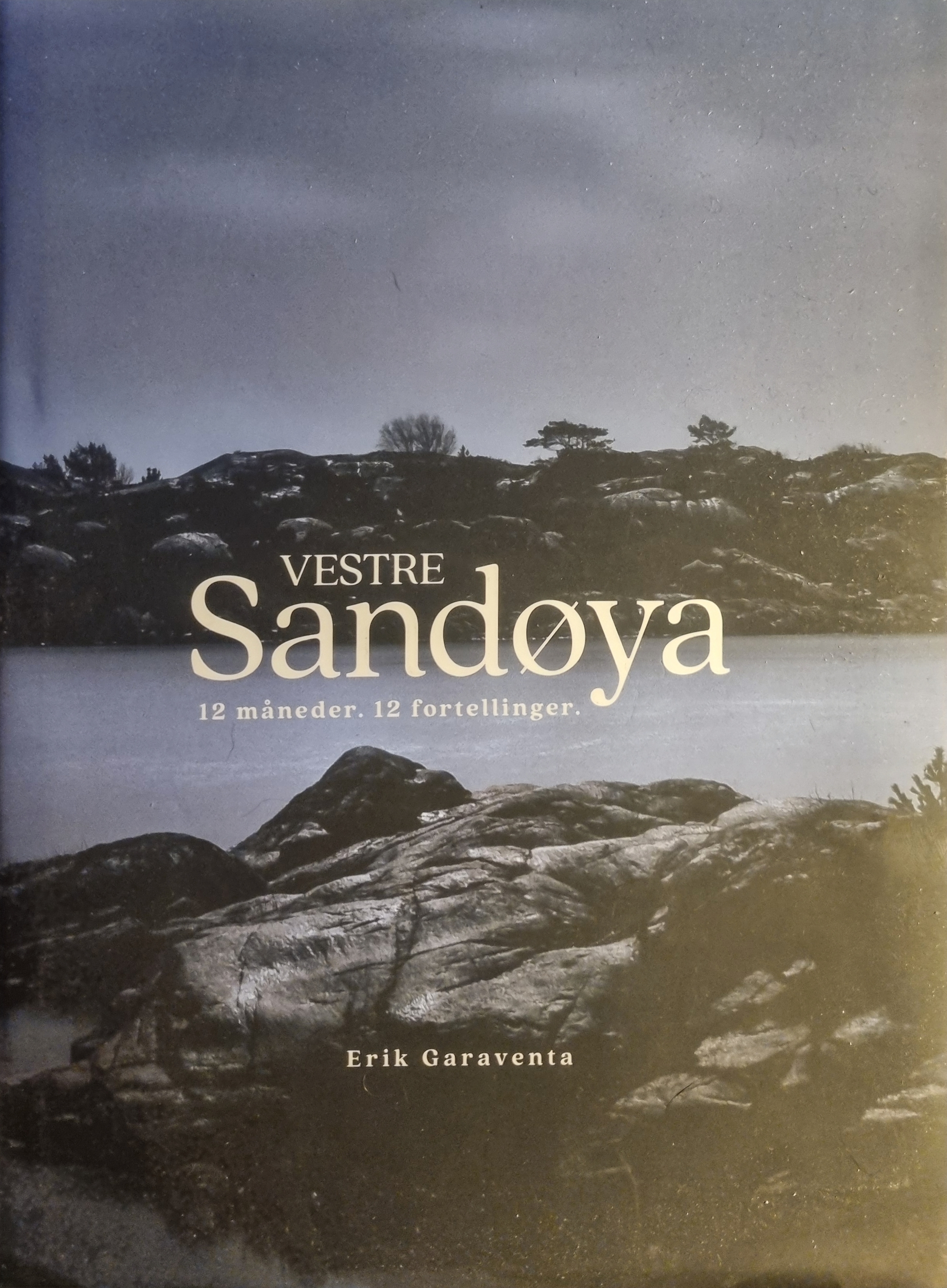 Vestre Sandøya: 12 måneder, 12 fortellinger