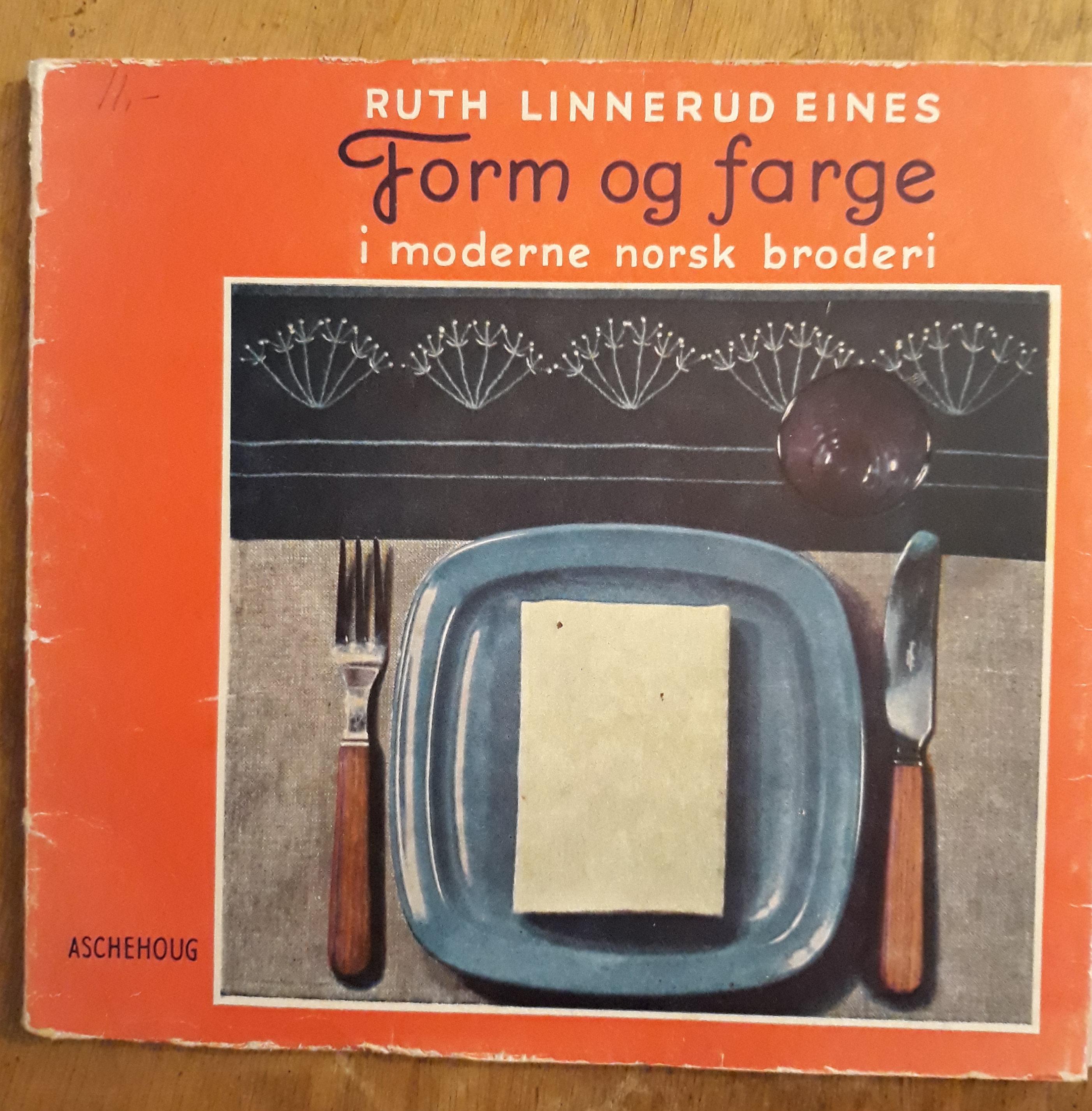 Form og farge i moderne norsk broderi
