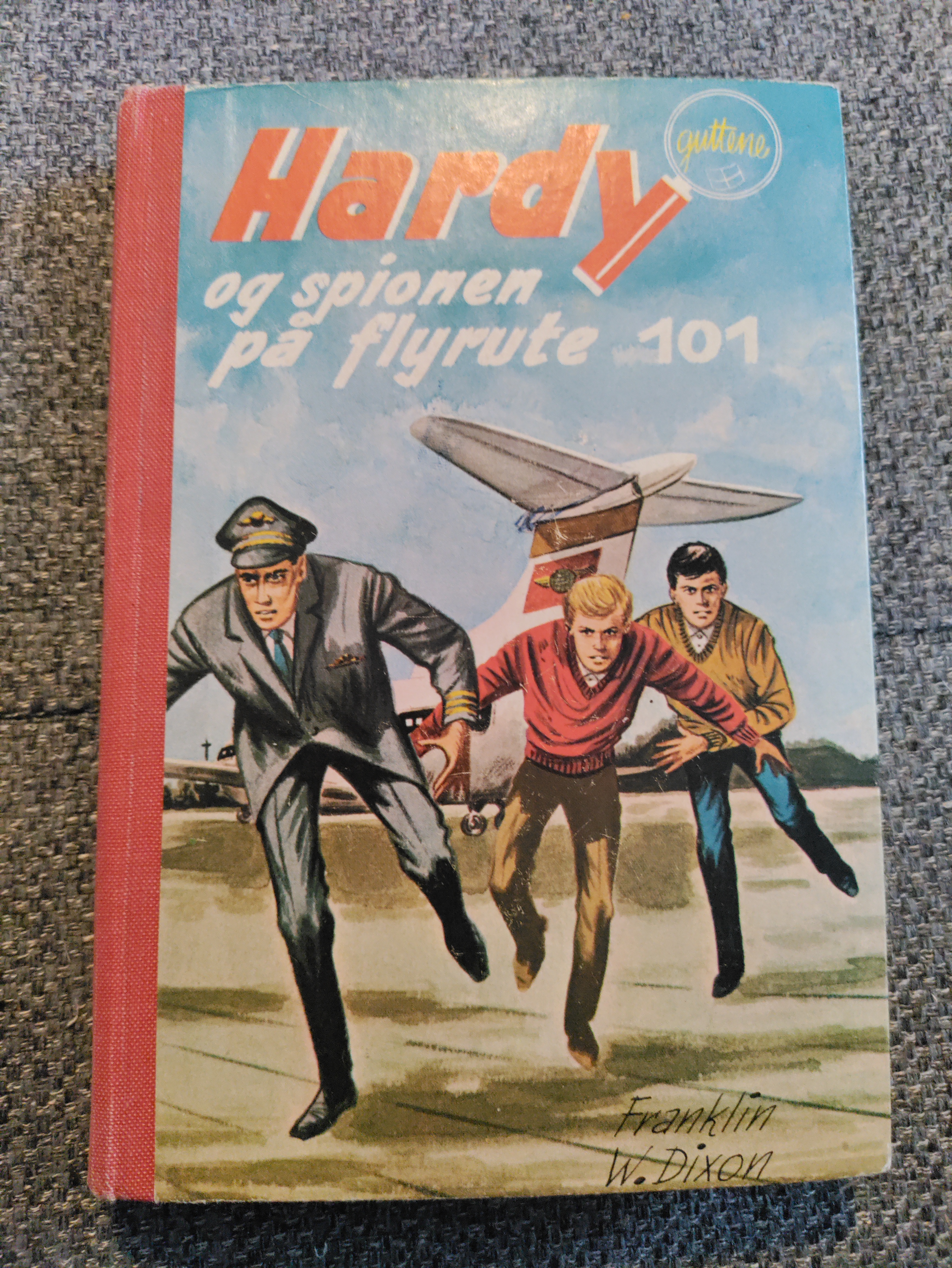 Hardy guttene og spionen på flyrute 101