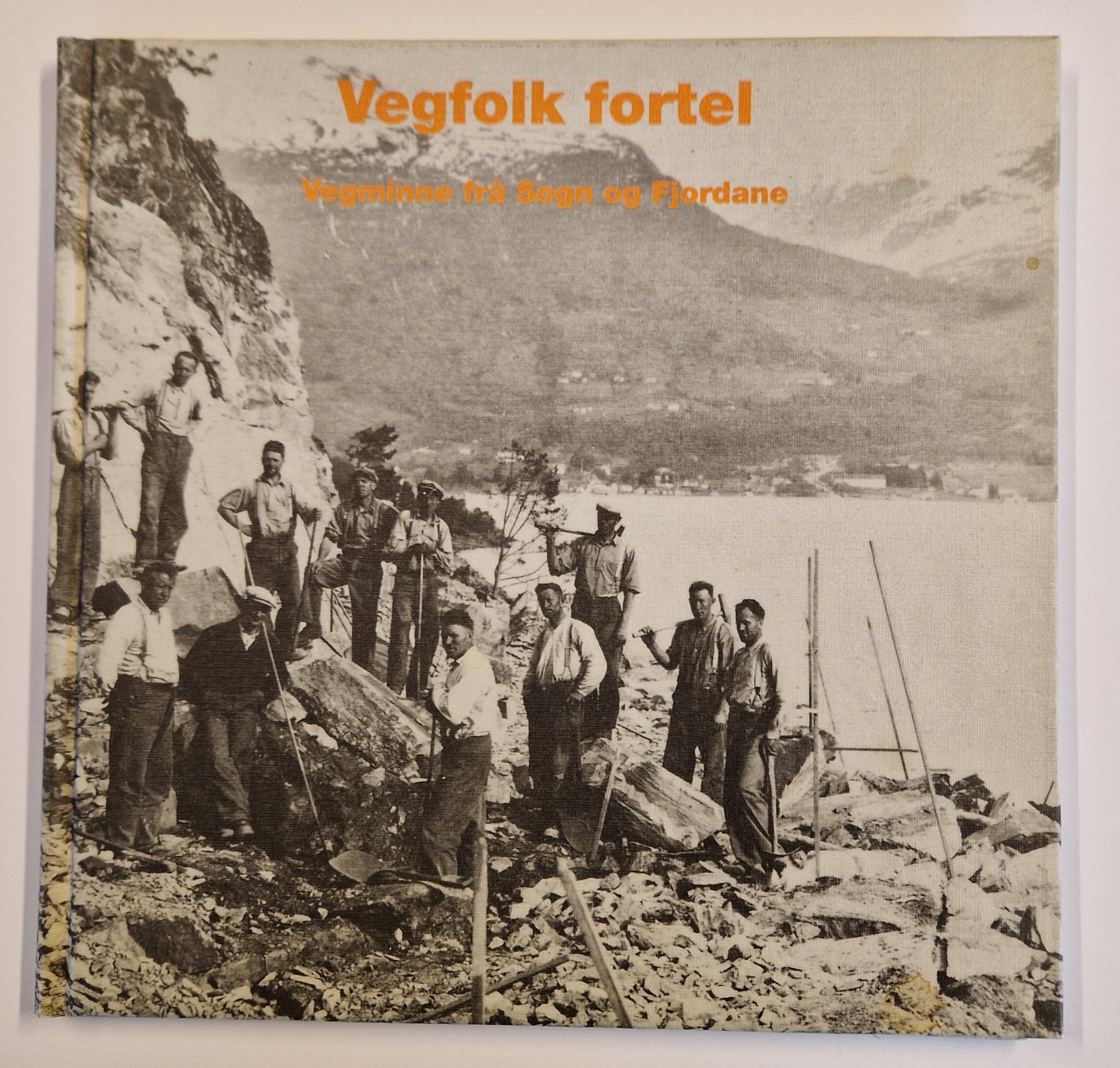 Vegfolk fortel. Vegminne frå Sogn og Fjordane. Samla og gjenfortalt av Ingemar Nordstrand