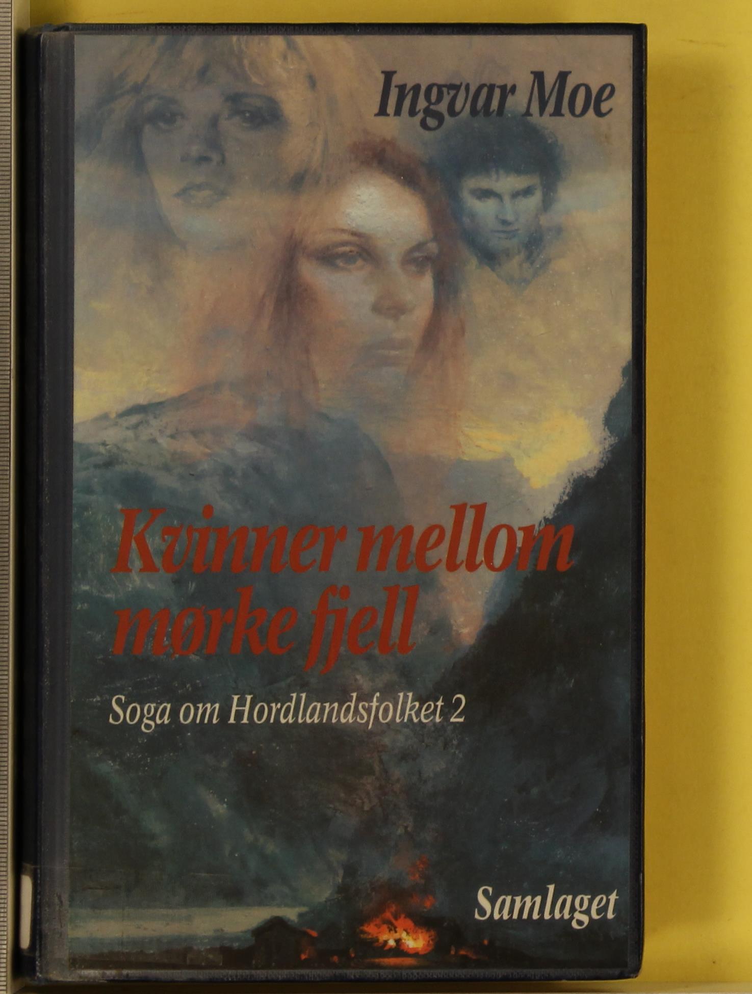Kvinner mellom mørke fjell