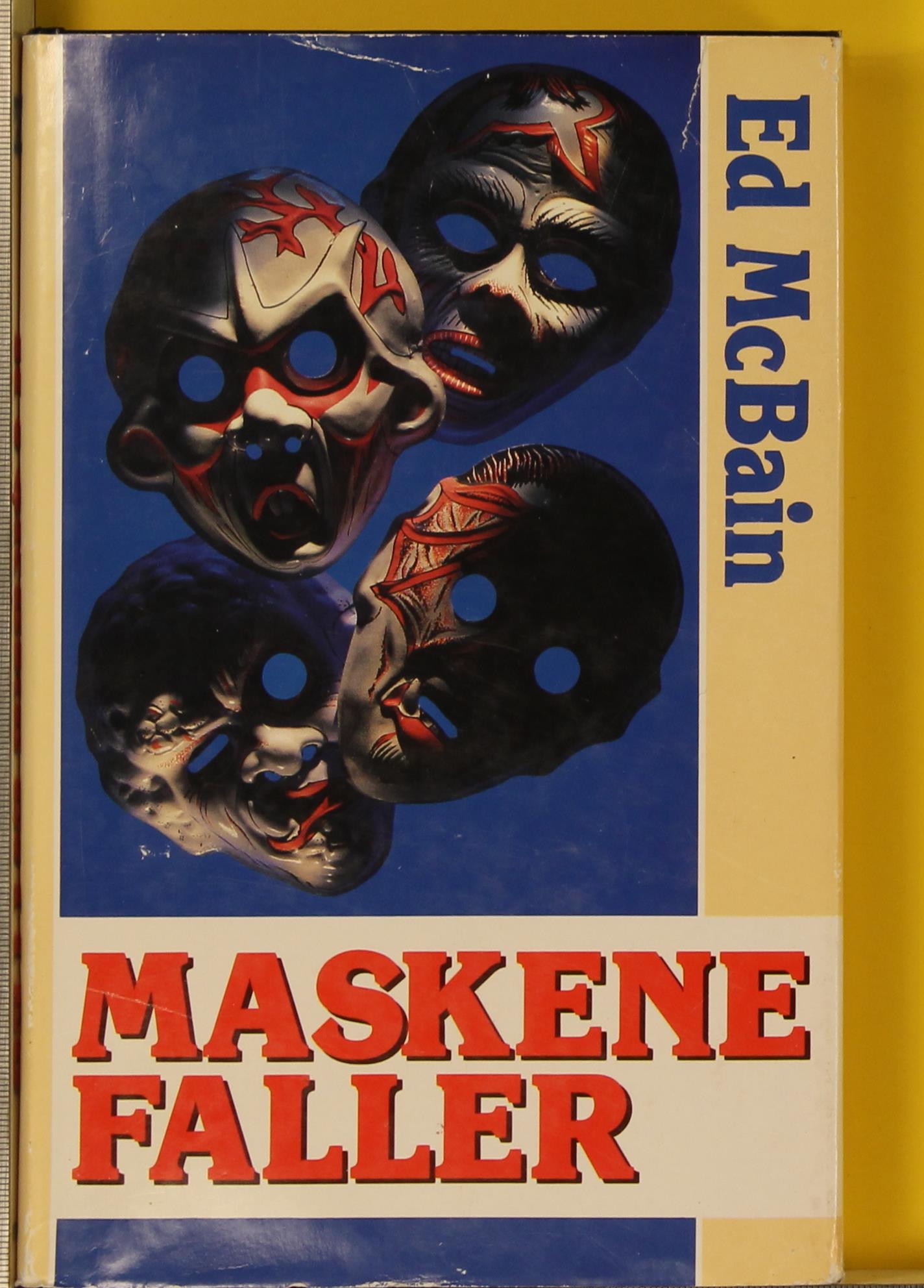 Maskene faller