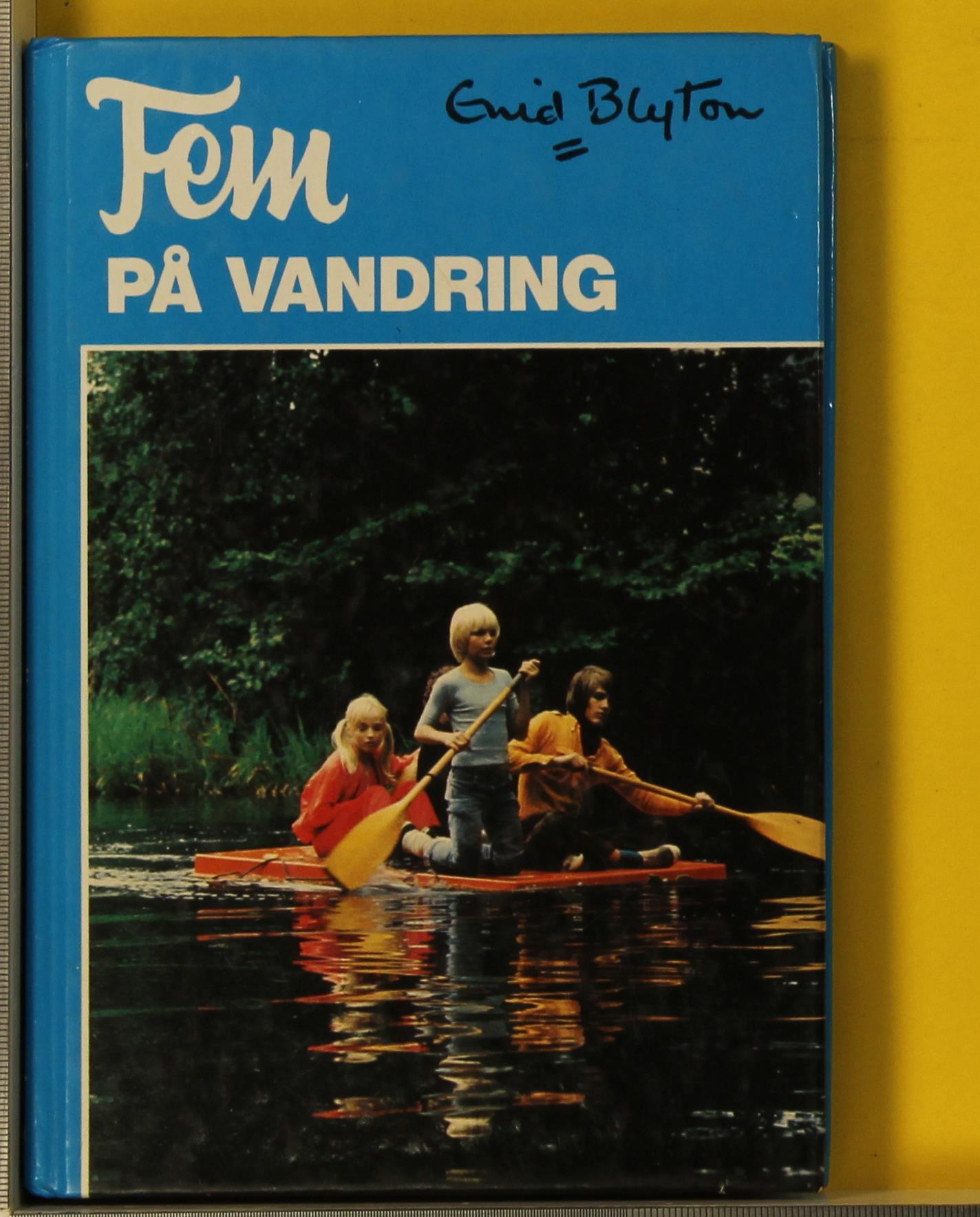 Fem på vandring