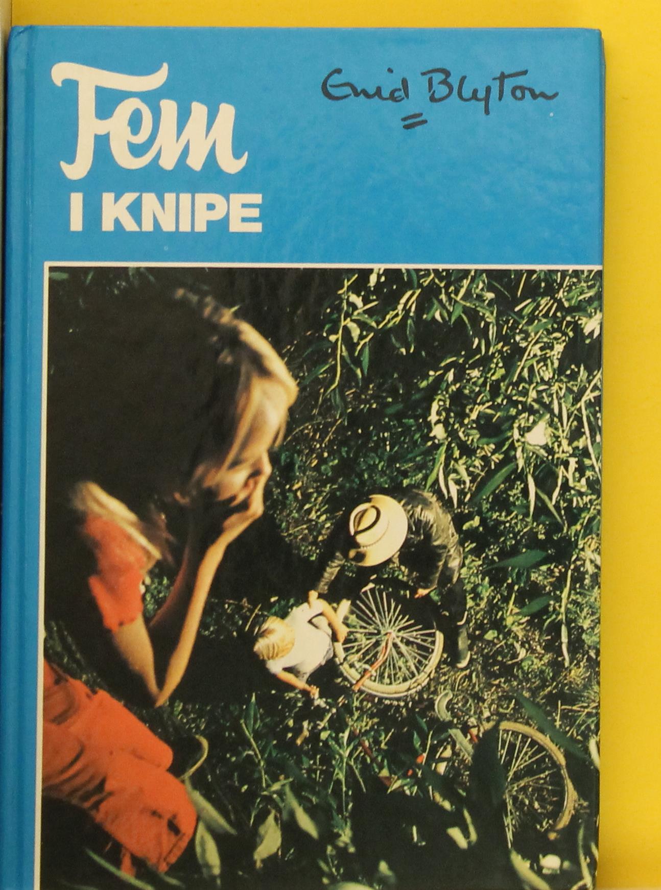 Fem i knipe