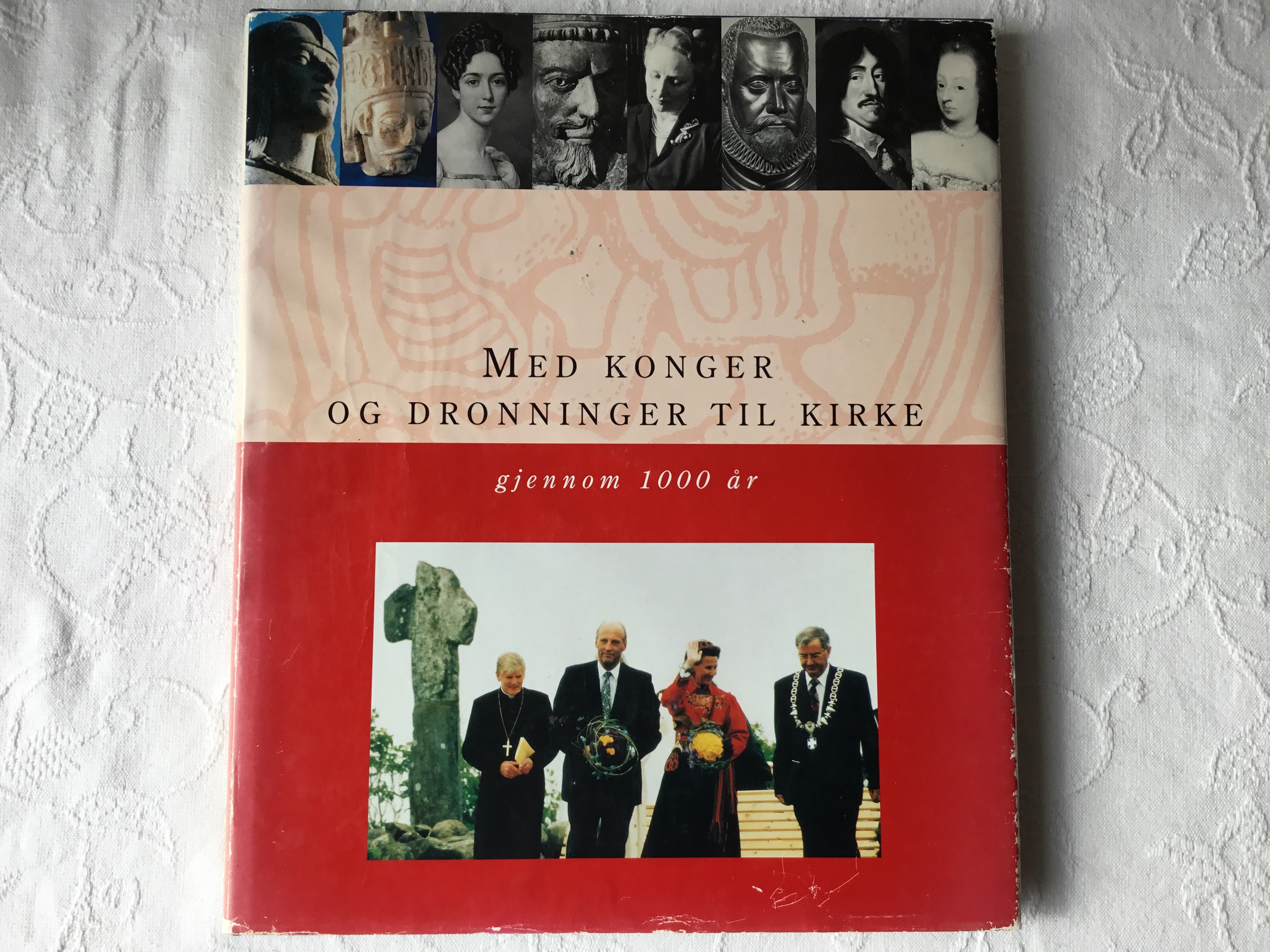 Med konger og dronninger til kirke