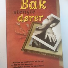 Bak stengte dører