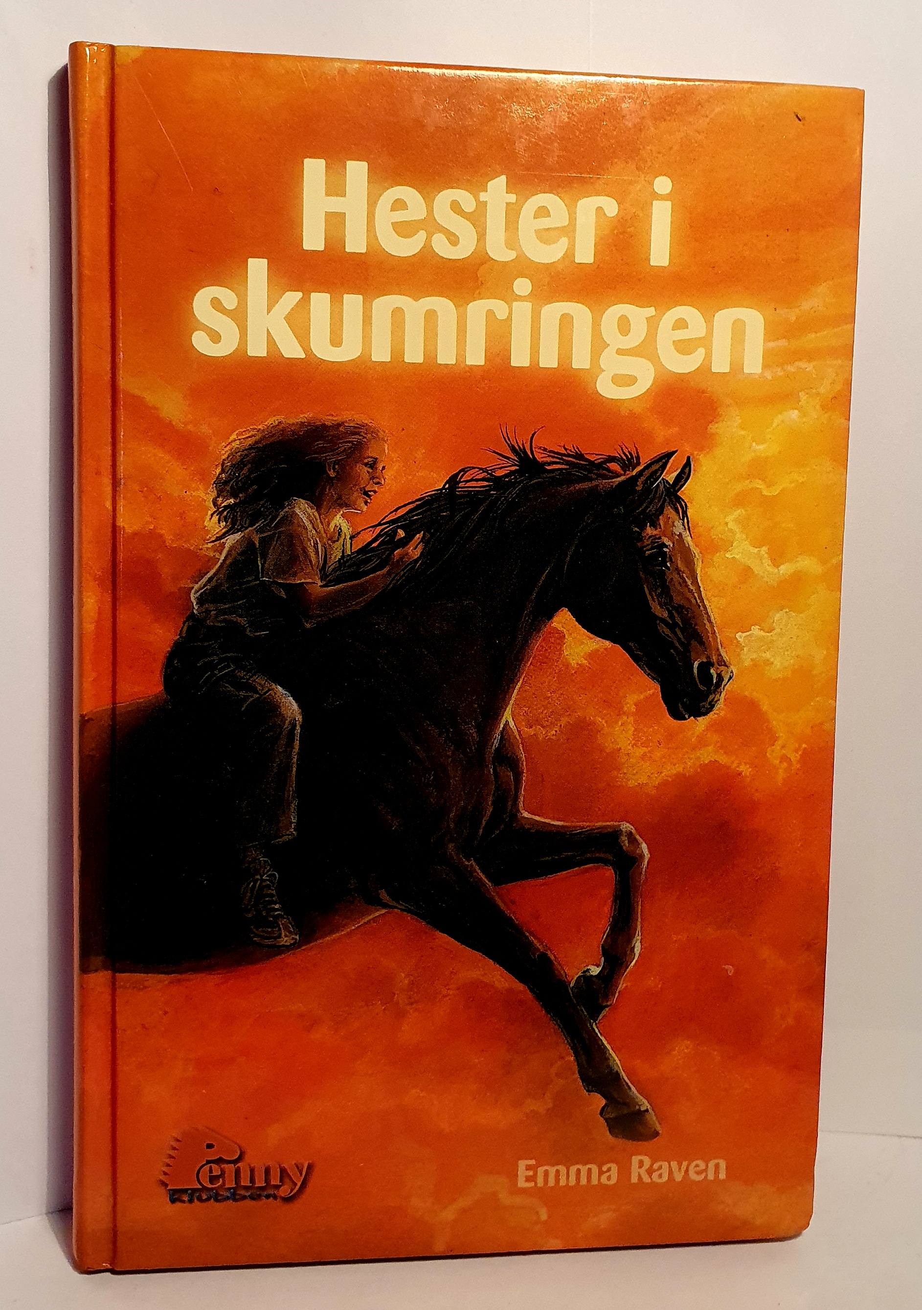 Hester i skumringen